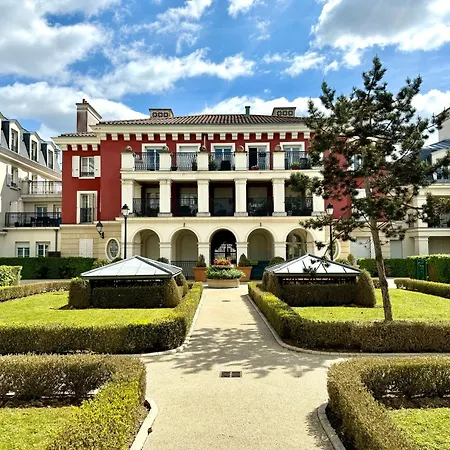 Medicis Near Disneyland Apartment